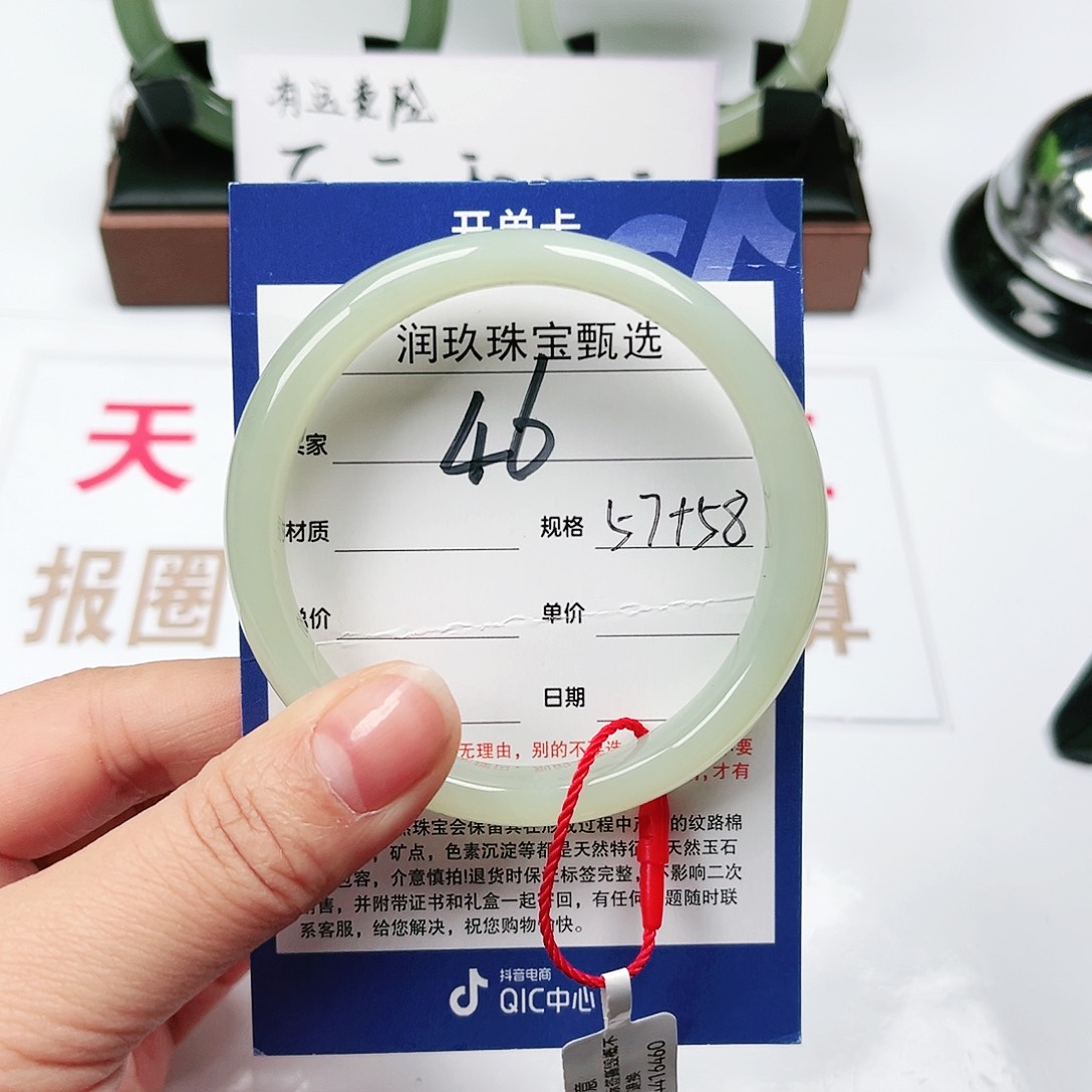 和田玉手镯未镶嵌