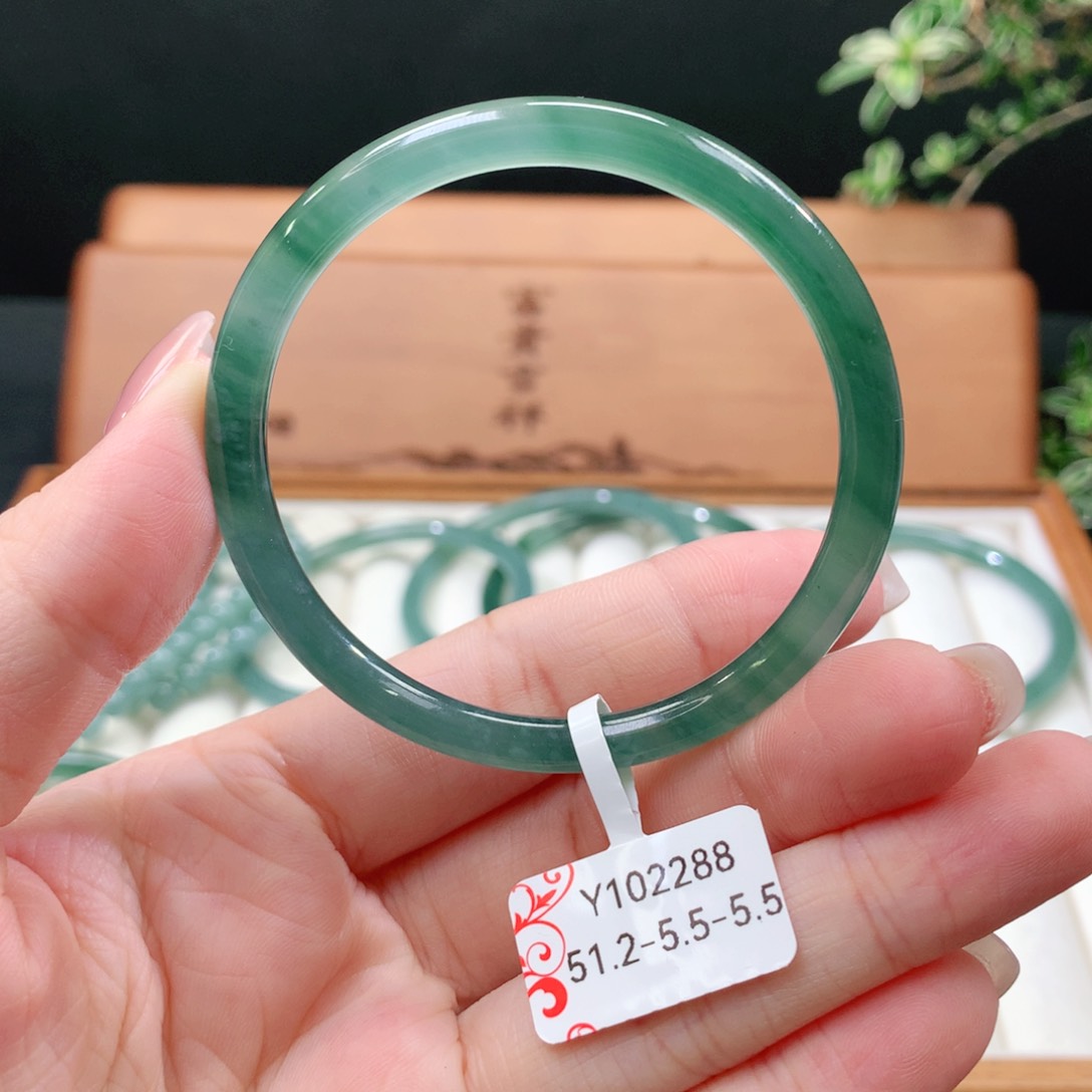 翡翠手镯未镶嵌天然