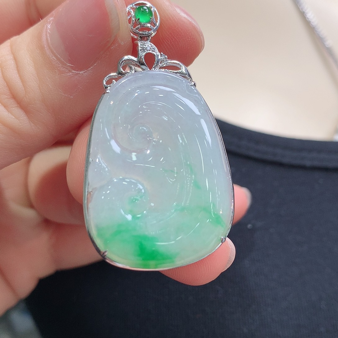 翡翠颈饰18K金镶嵌如意