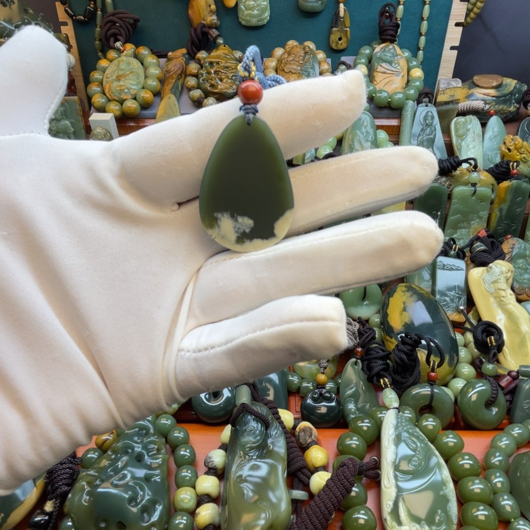 岫岩老玉（透闪石质玉）未镶嵌颈饰