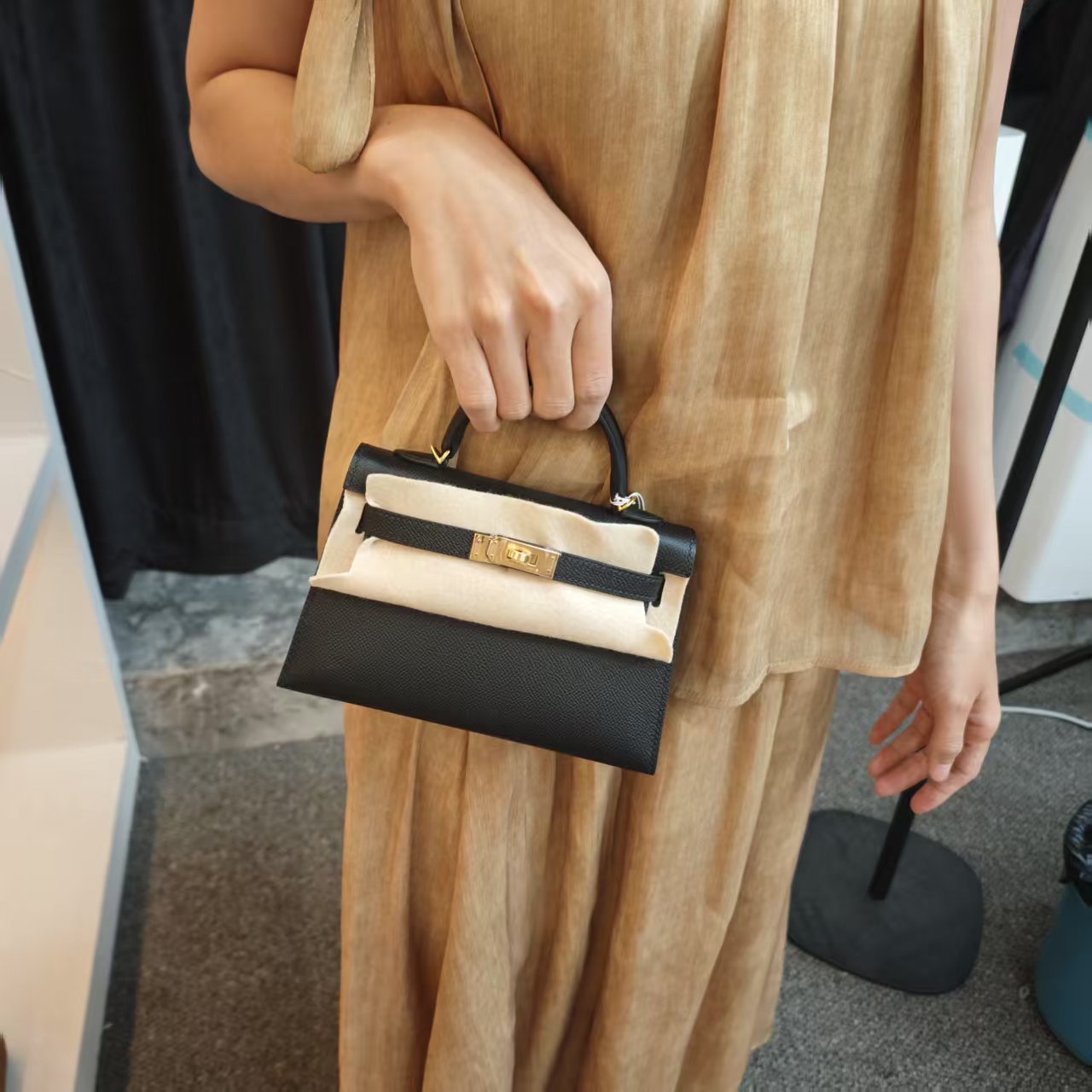 纯色防盗锁扣耐磨单肩耐刮斜挎包黑色晚宴包轻熟风