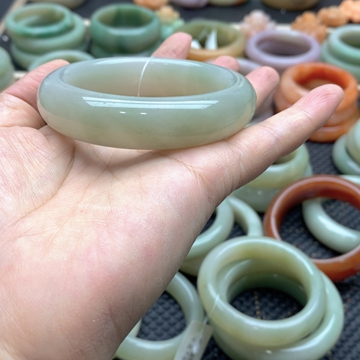 石英质玉手镯未镶嵌