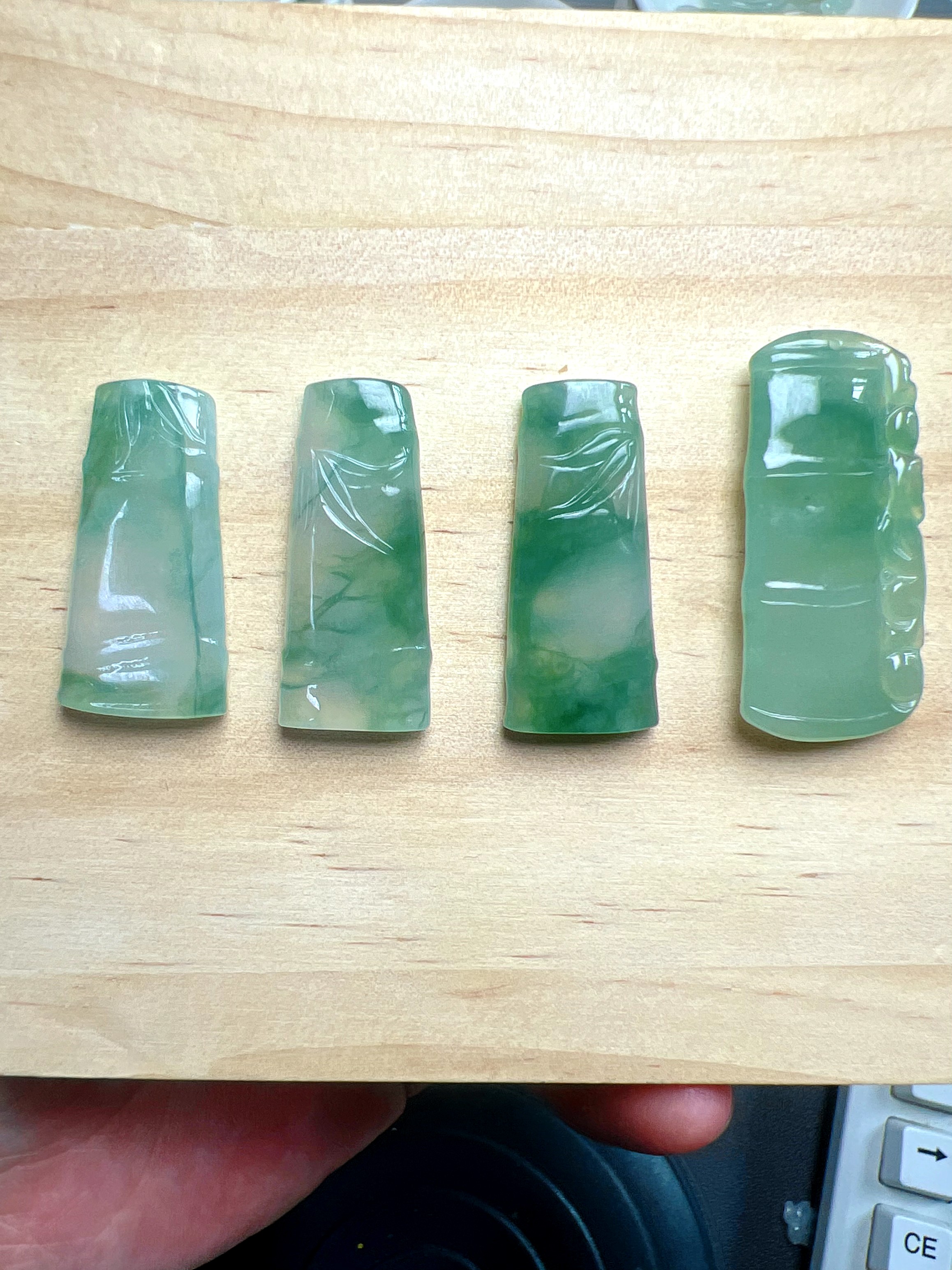 缅料A货翡翠｜芙蓉种飘绿花竹节一个（联系客服拍）