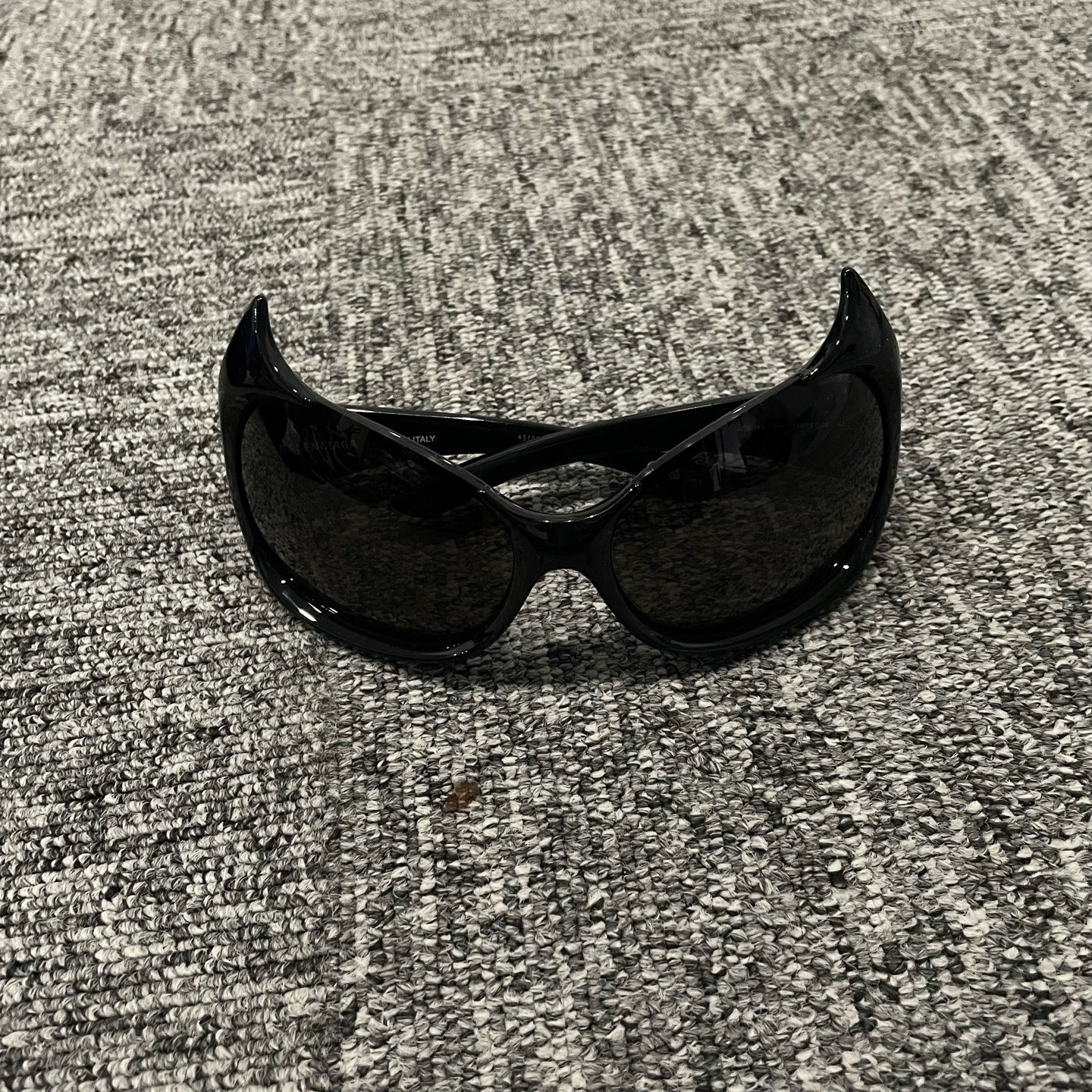 未使用 Balenciaga/巴黎世家 （vd）侧面字母装饰镜架不规则墨镜