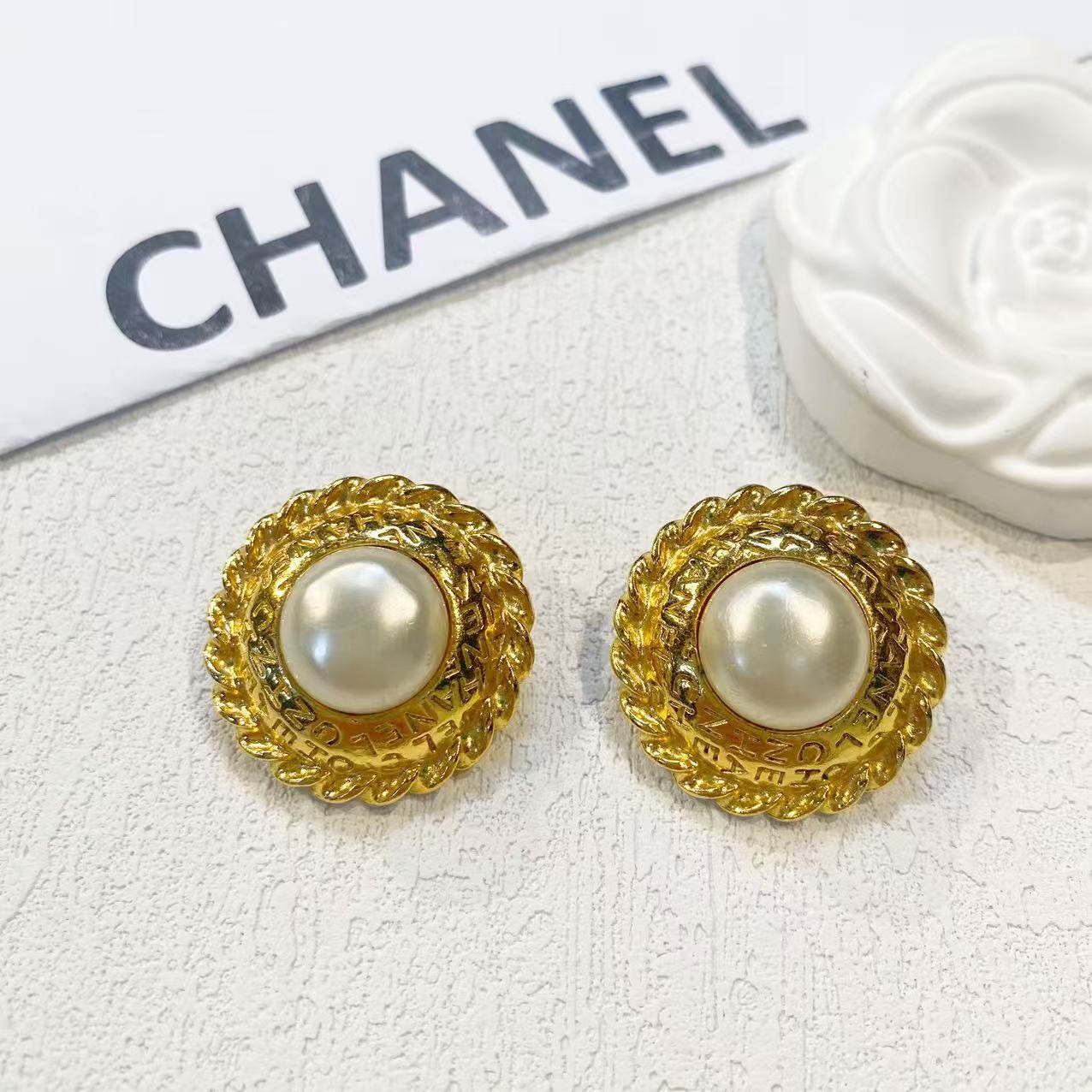 95新 Chanel/香奈儿 中古素金珍珠字母logo耳夹/MJ55028