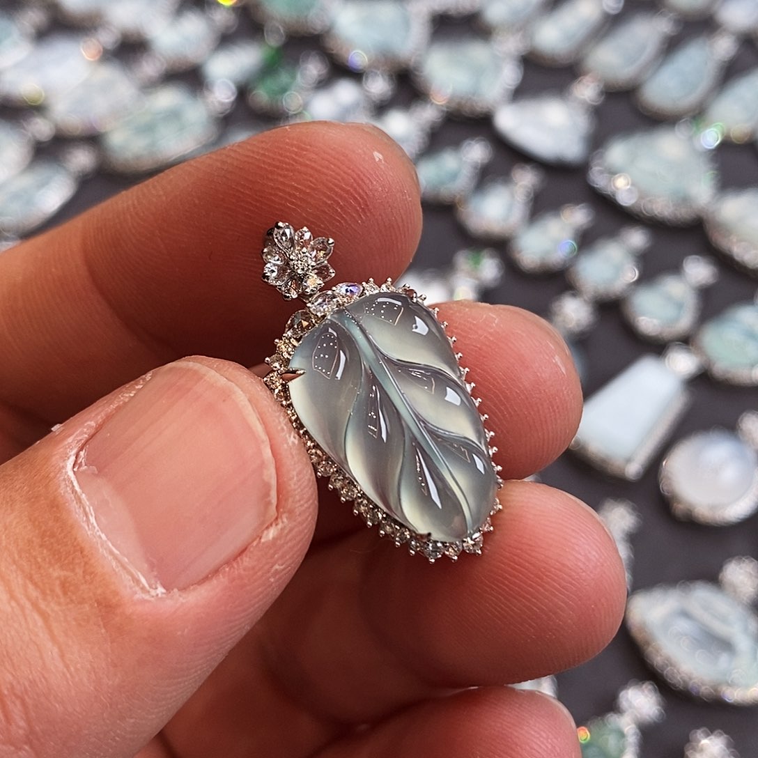 翡翠颈饰18K金镶嵌叶子