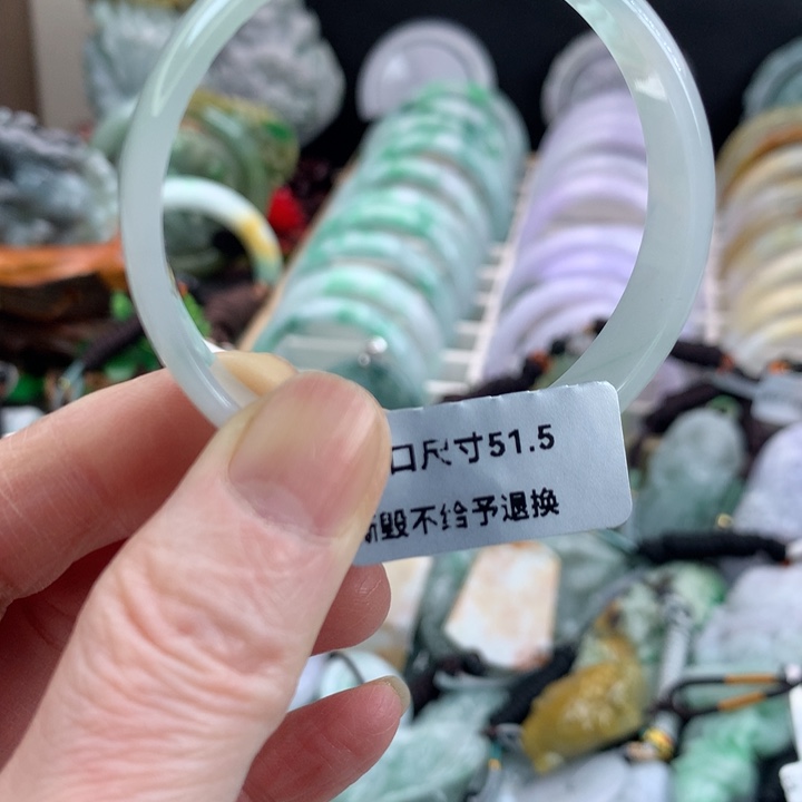 翡翠手镯未镶嵌吊坠