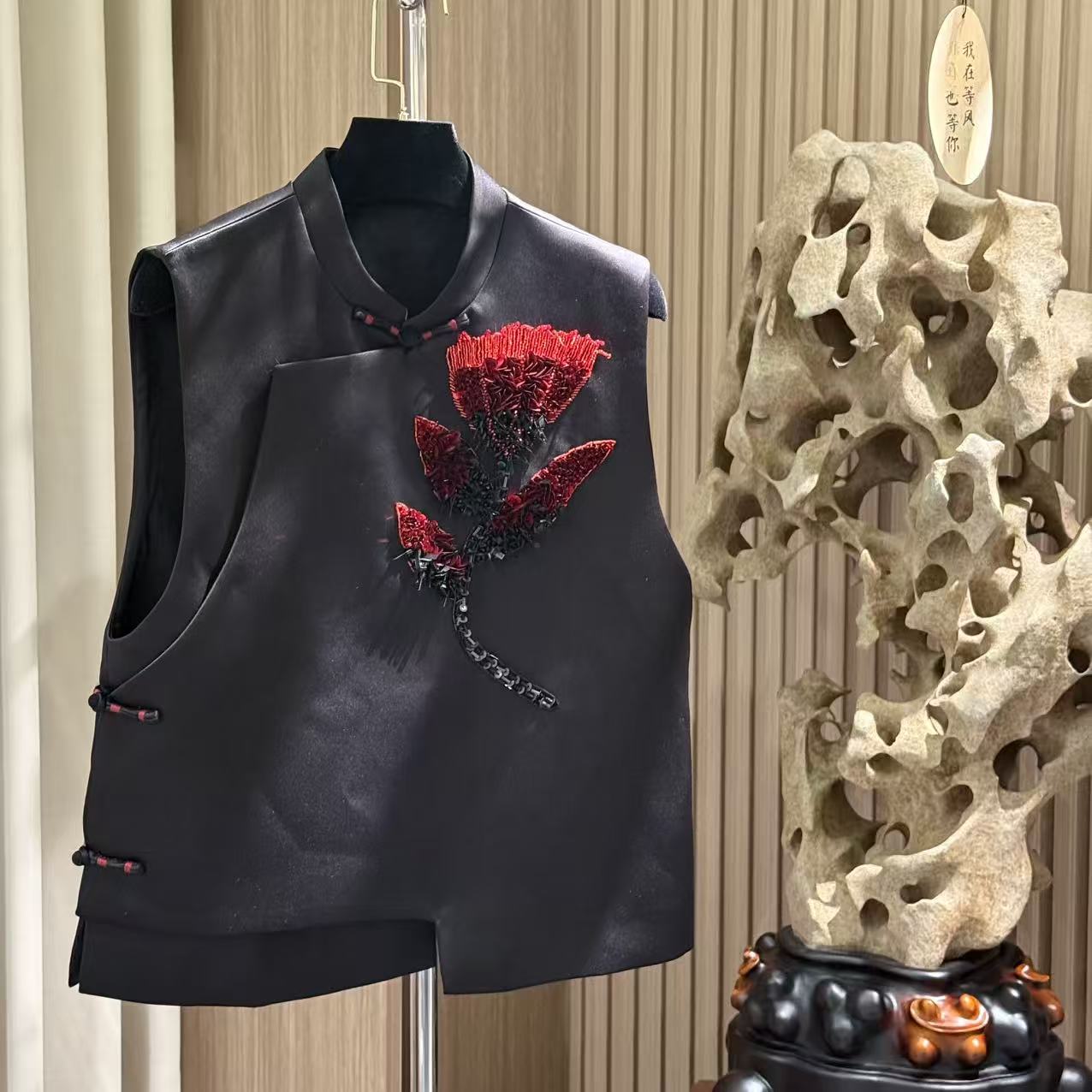 H新中式国风草木花法绣无袖马甲