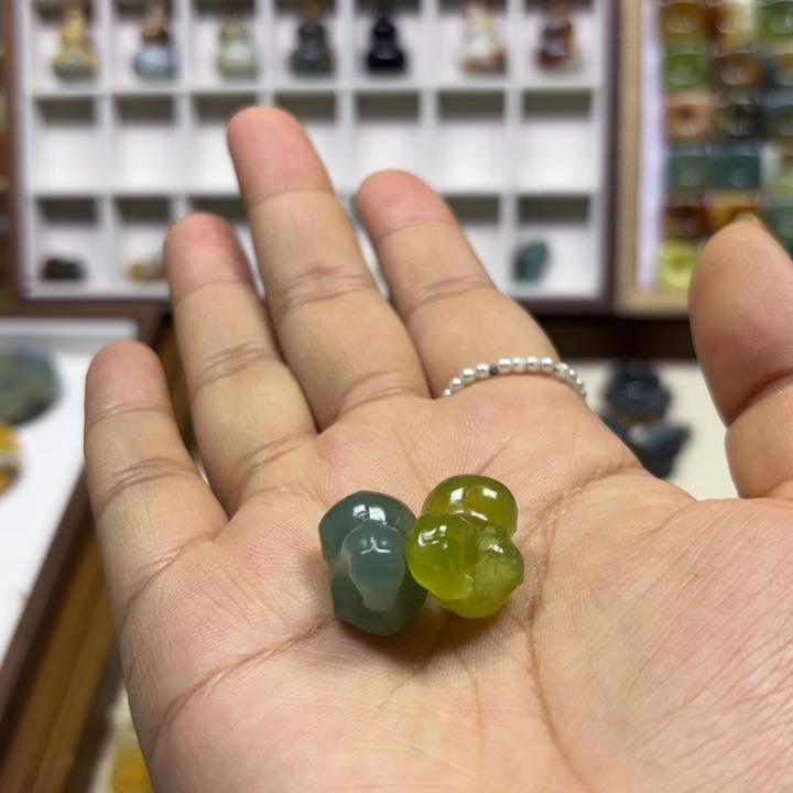 旁***者蛇纹石玉未镶嵌颈饰