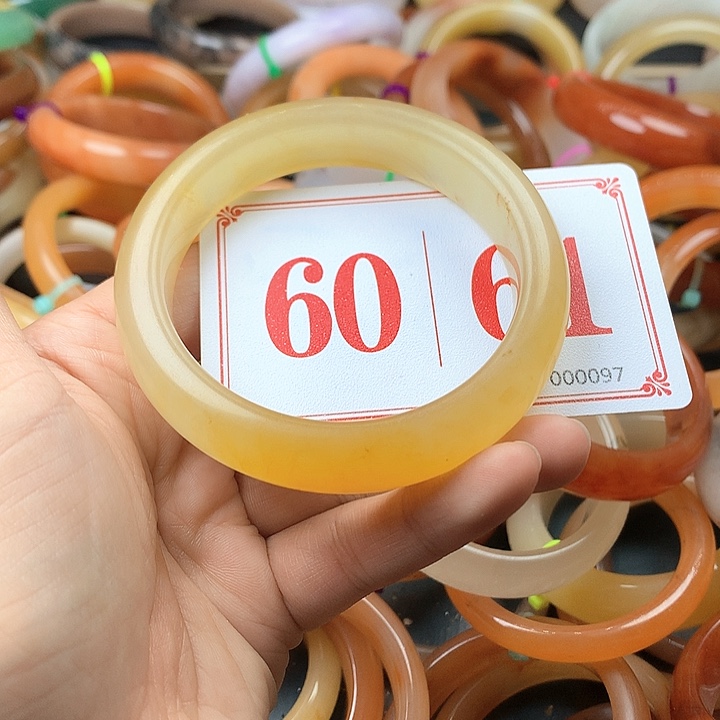 未镶嵌石英质玉（黄龙玉）手镯