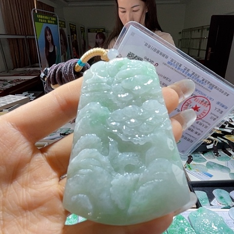 翡翠未镶嵌颈饰一个