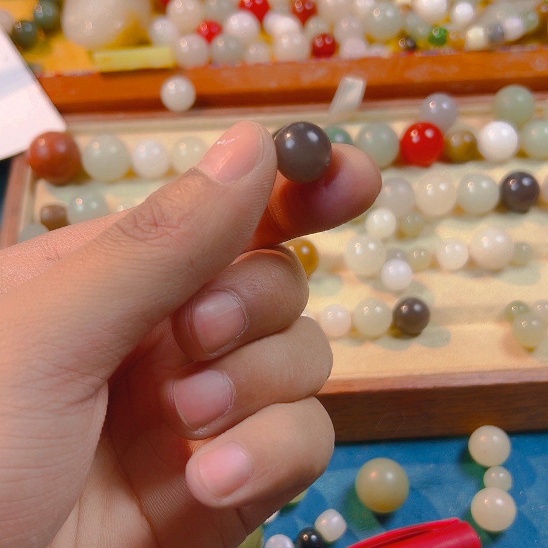 和田玉卡12散珠有瑕疵纹裂等未镶嵌