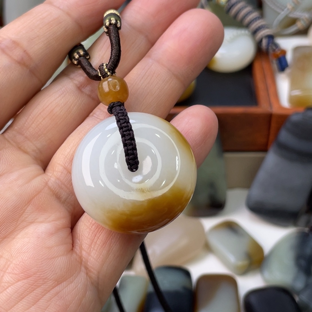 和田玉颈饰未镶嵌结****违