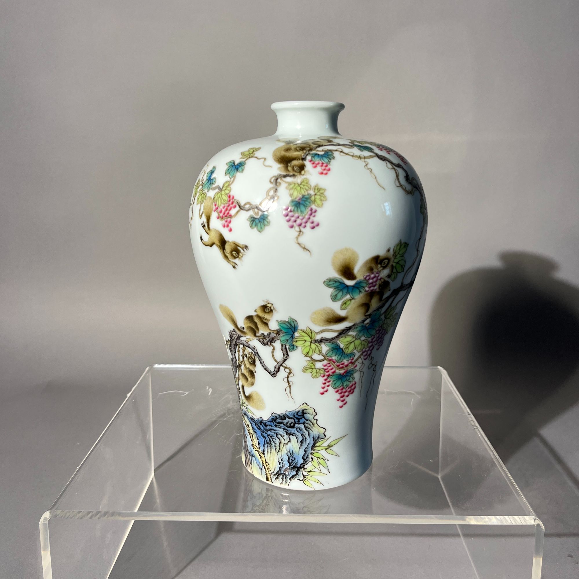 粉彩松鼠葡萄纹梅瓶 