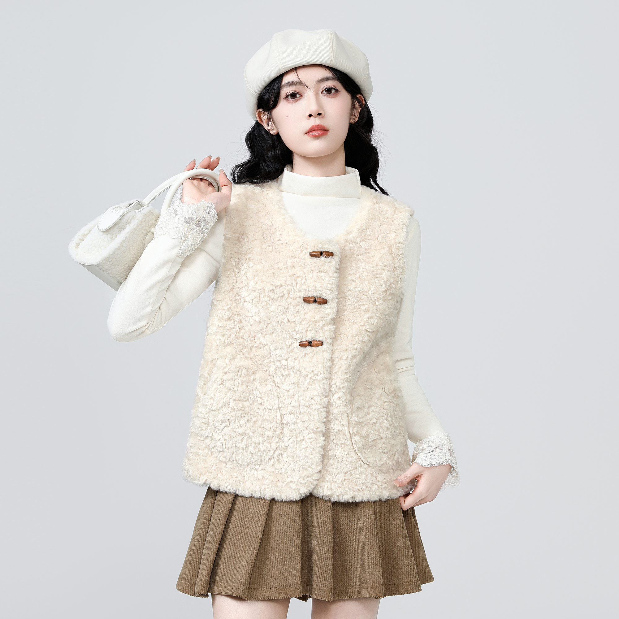 短款羊羔毛马甲背心外套女秋冬2025新款软糯加厚牛角扣羊羔绒上衣