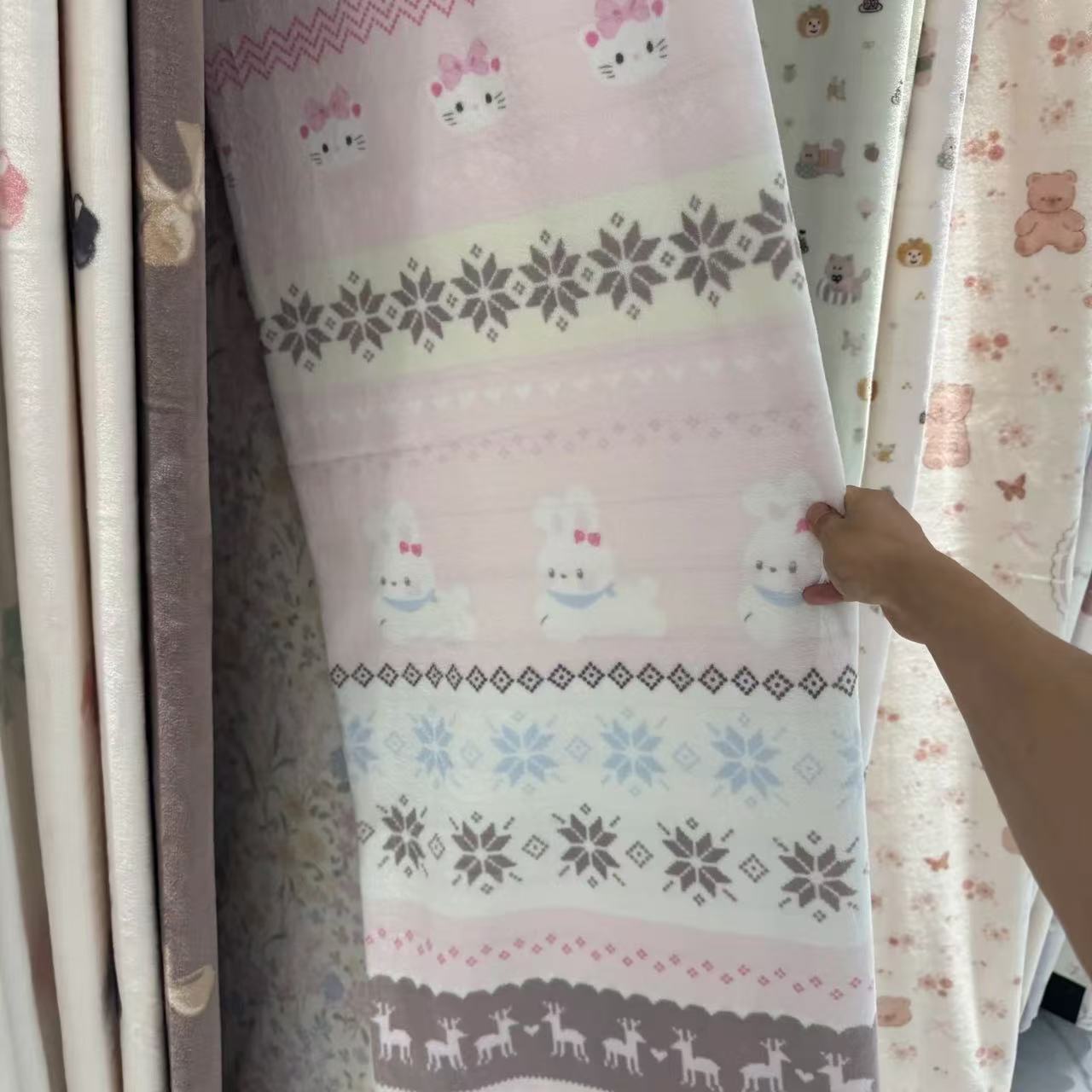 D：牛奶绒布料，默认瑕疵不退换（直播间编号产品，实物以直播间为准）