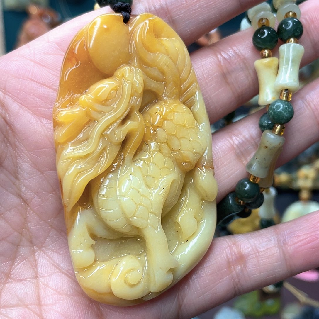 蛇纹石玉颈饰未镶嵌