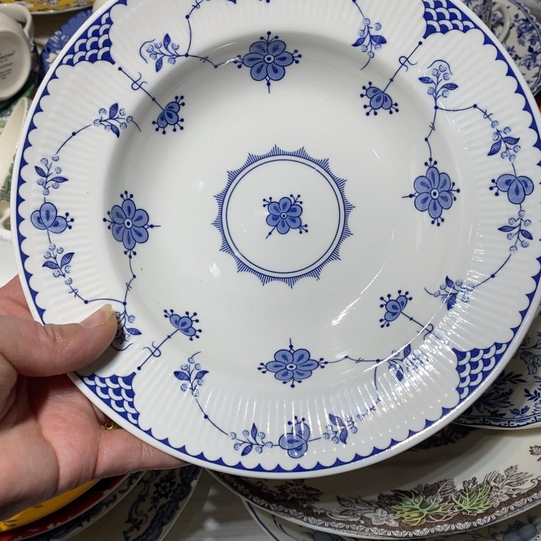 瓷微瑕唐草草帽盘