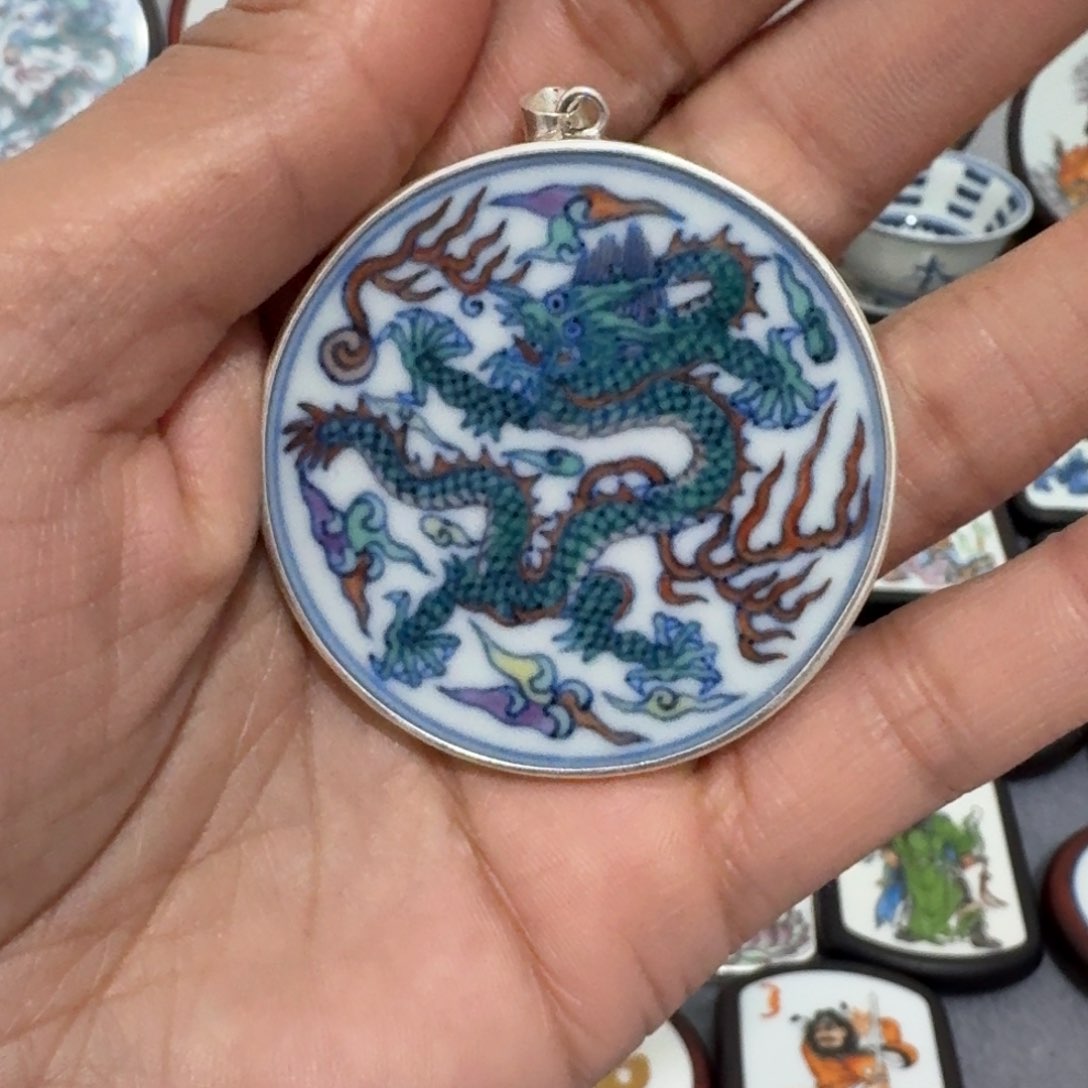 瓷片知**乐斗彩龙挂件一个