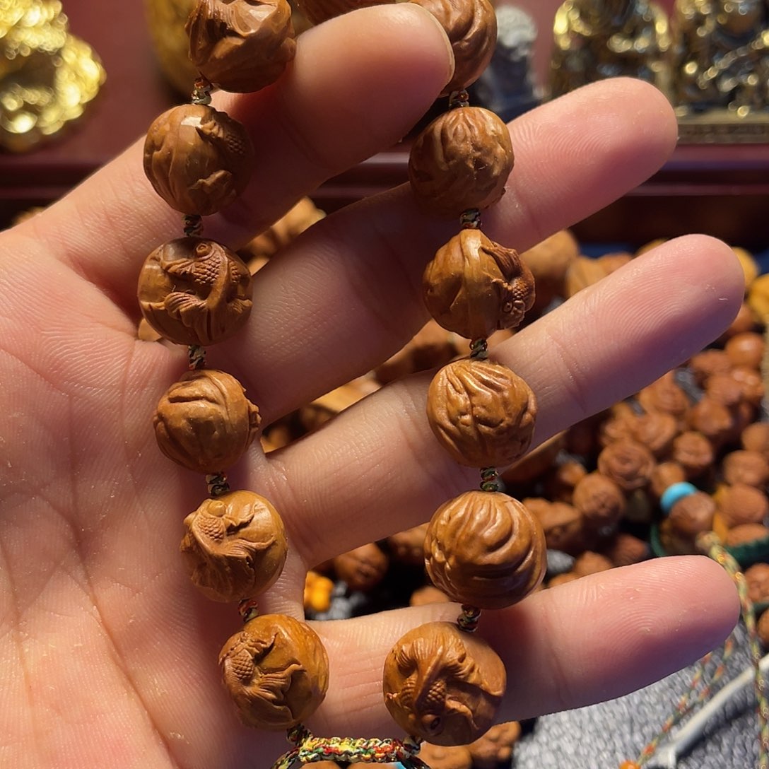 龙纹桃核雕刻金鱼