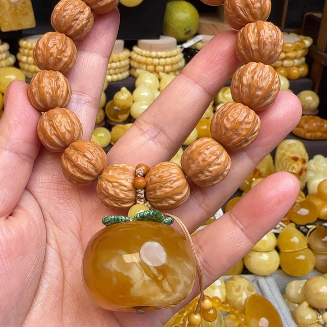 琥珀未镶嵌套链天然俄料蜜糖红蜜蜡柿柿如意吊坠