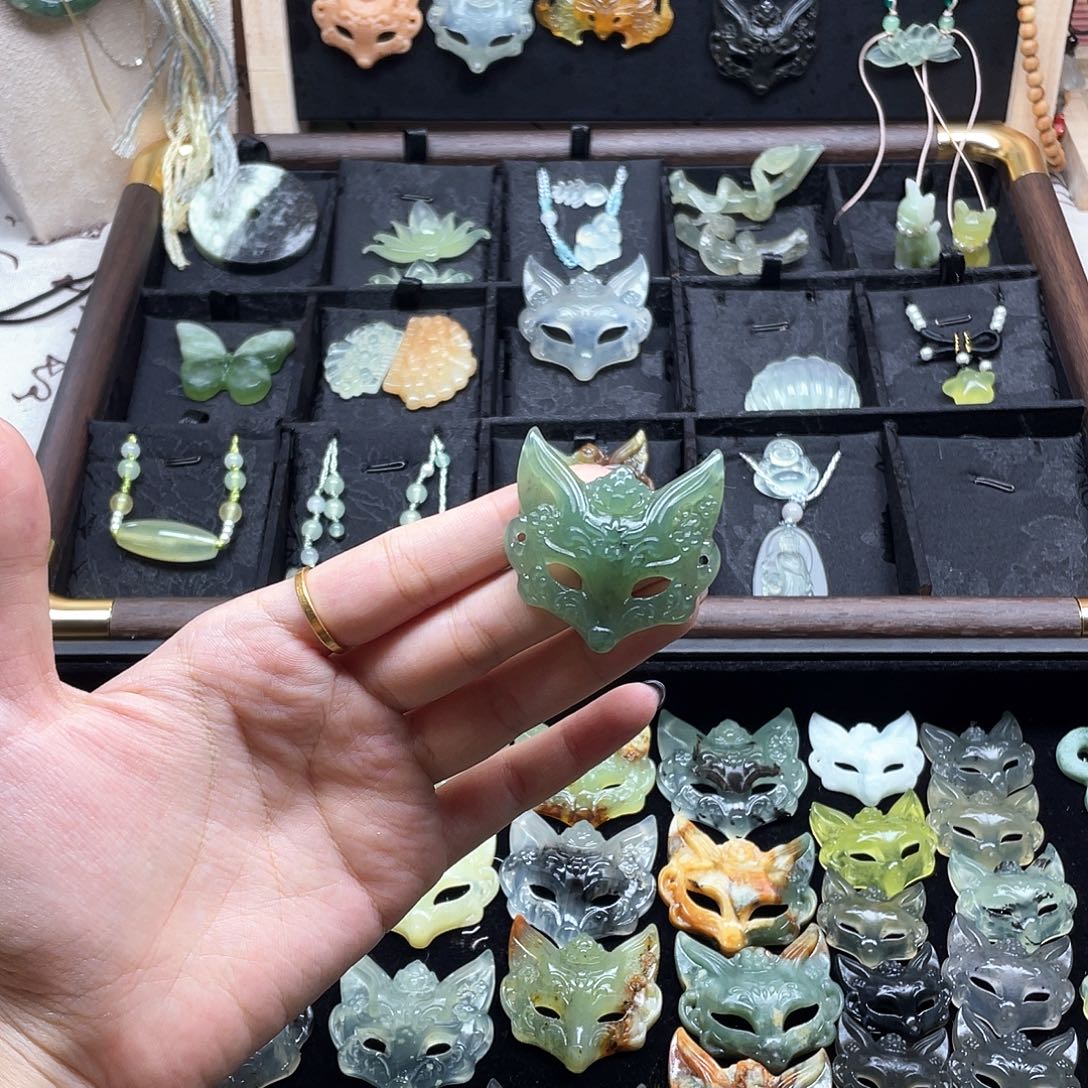所***靡未镶嵌岫玉颈饰手链珠子款