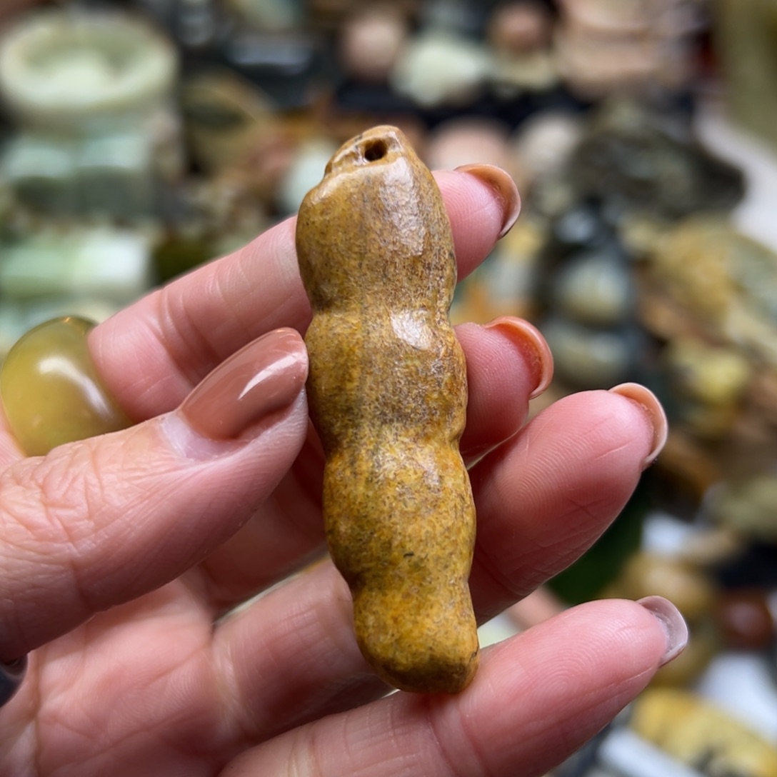 岫岩河磨玉（透闪石质玉）未镶嵌颈饰河磨玉四季豆