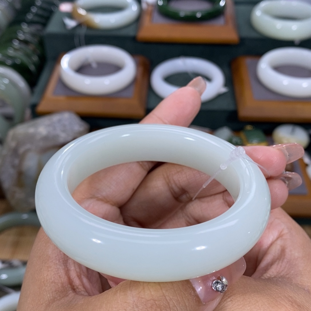 和田玉手镯未镶嵌