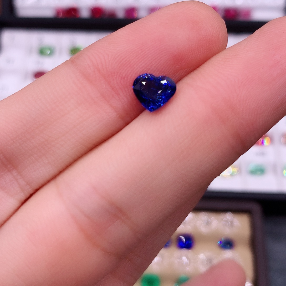 蓝宝石裸石未镶嵌