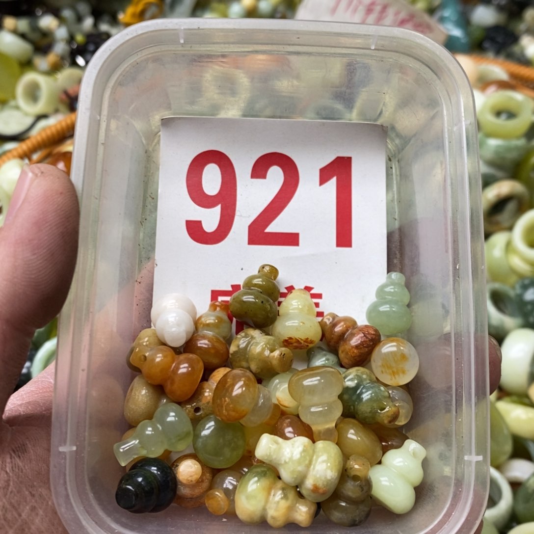 蛇纹石玉挂坠未镶嵌