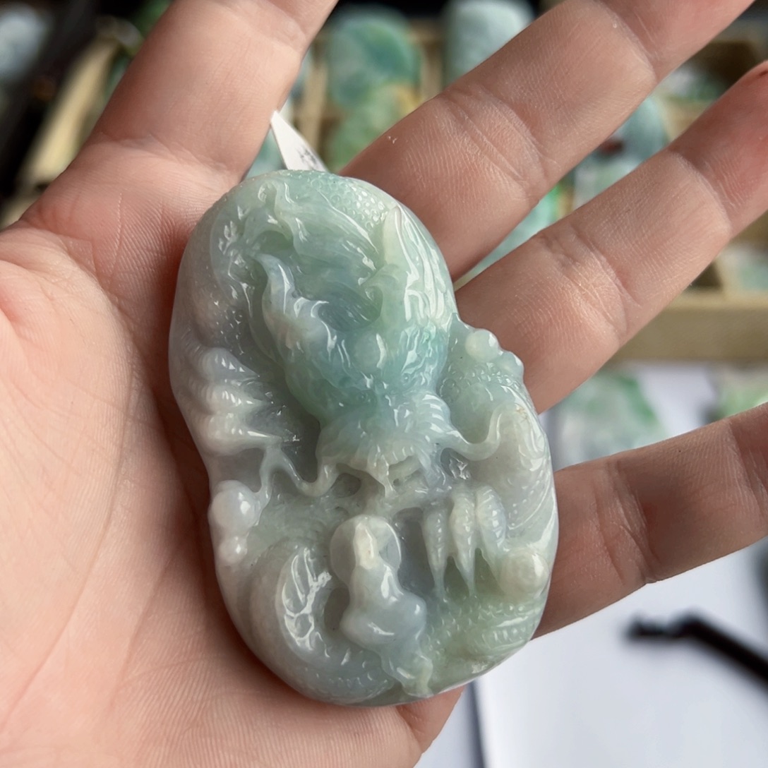 翡翠未镶嵌颈饰龙