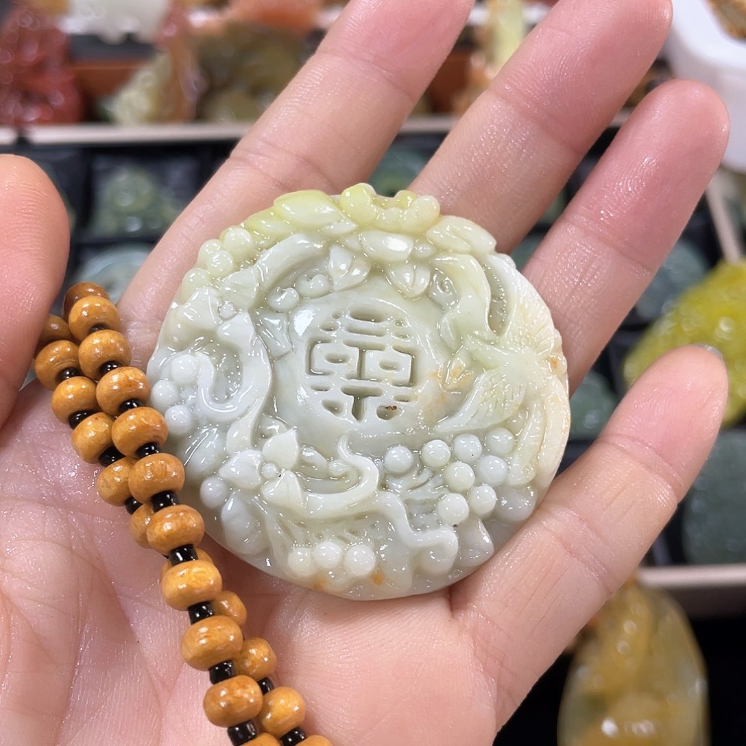 蛇纹石玉颈饰合金