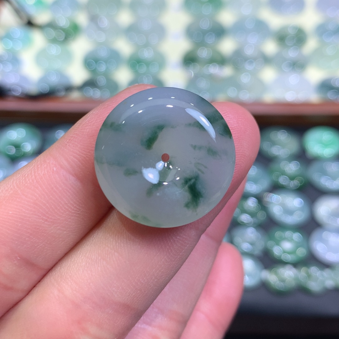 翡翠颈饰未镶嵌平安扣