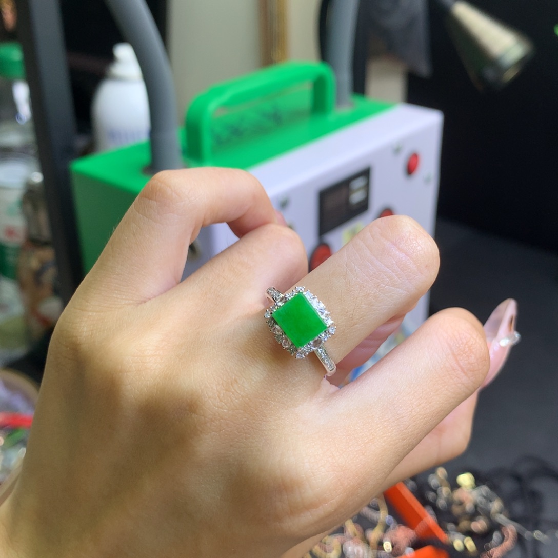 鸡***手翡翠18K金镶嵌颈饰