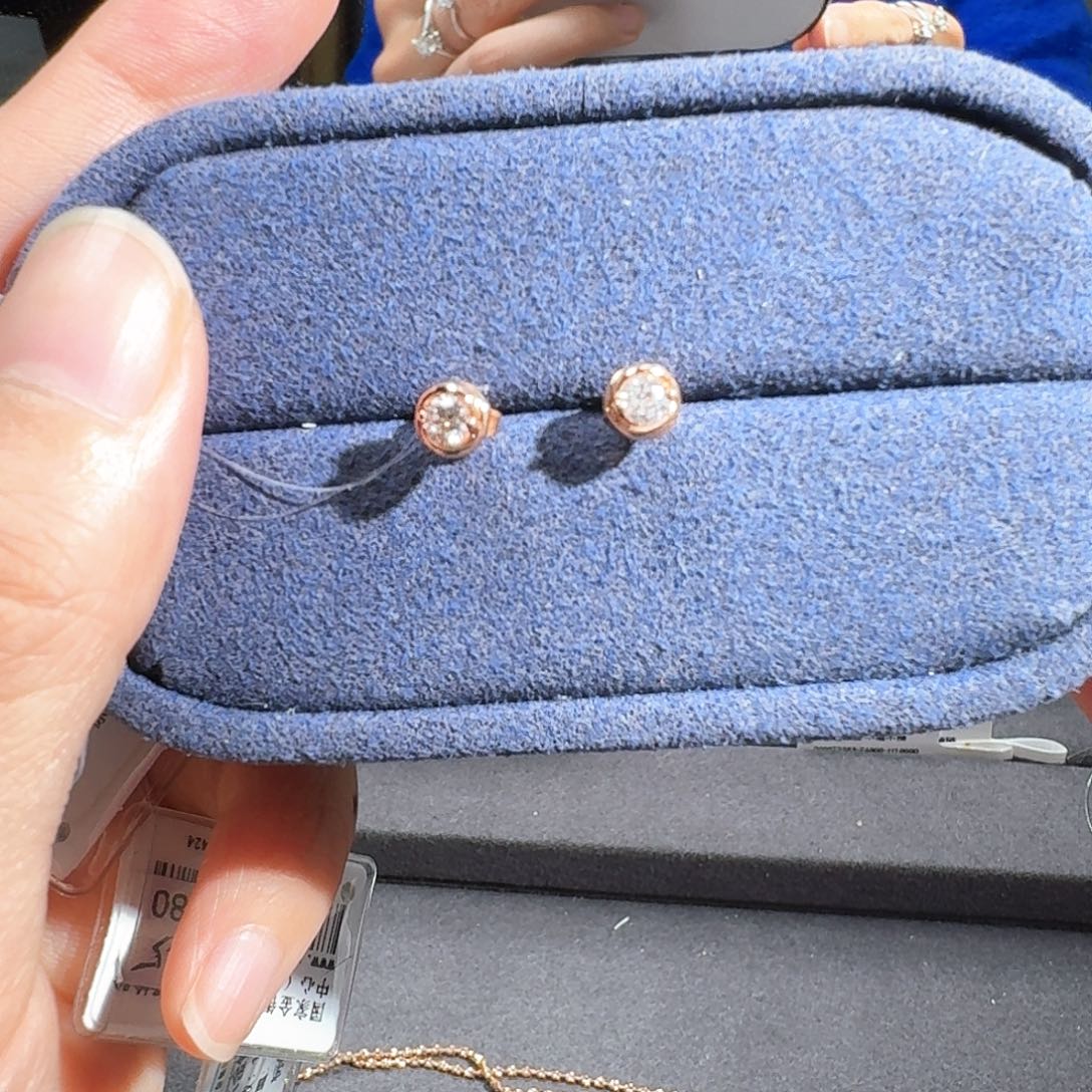 钻石耳饰18K金镶嵌E****a