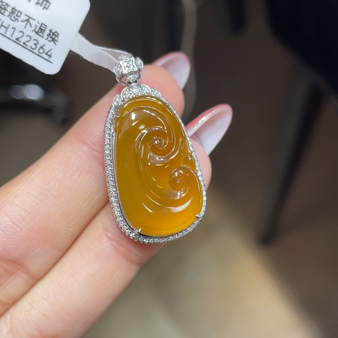 翡翠18K金镶嵌颈饰天然缅甸翡翠a货