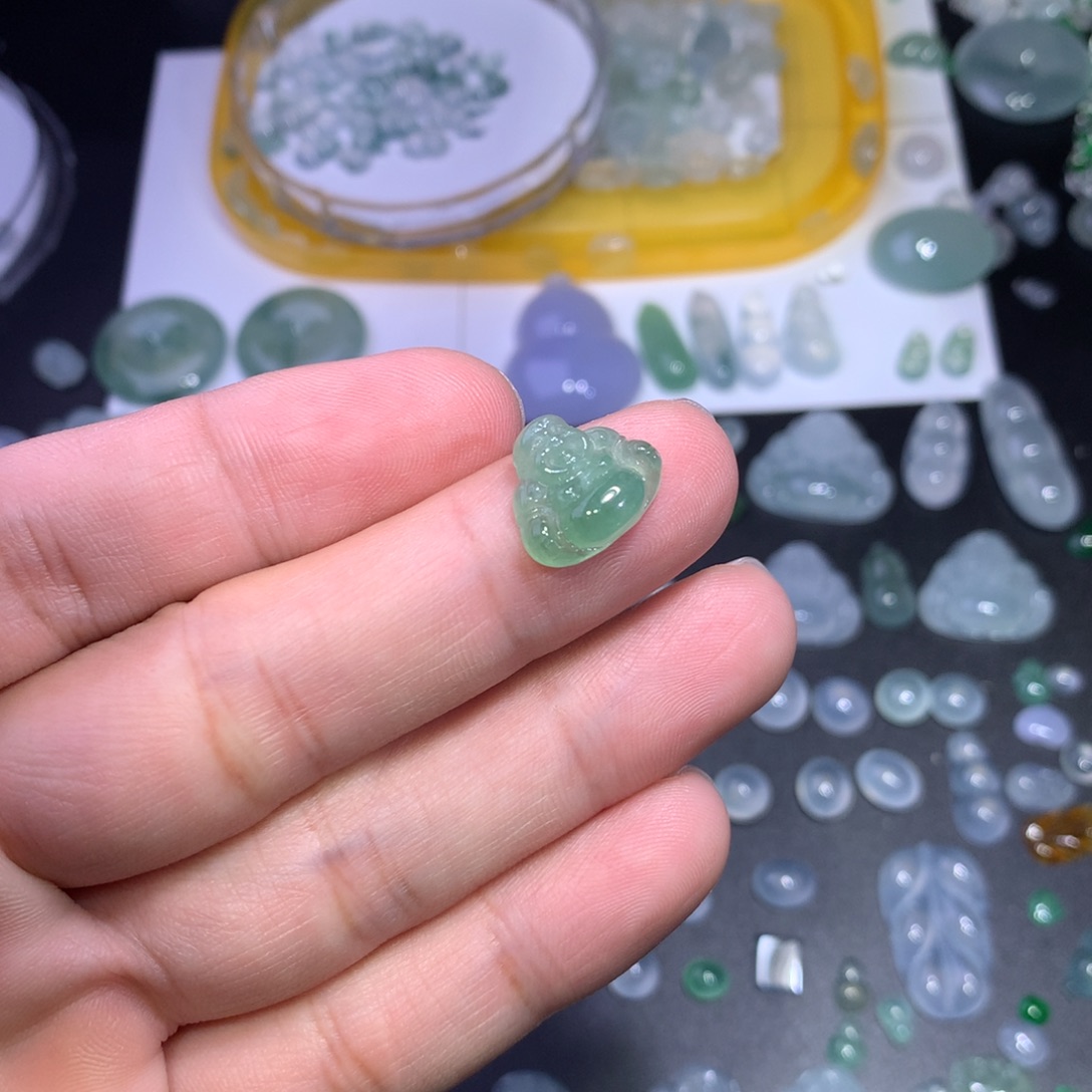 翡翠未镶嵌颈饰绿佛