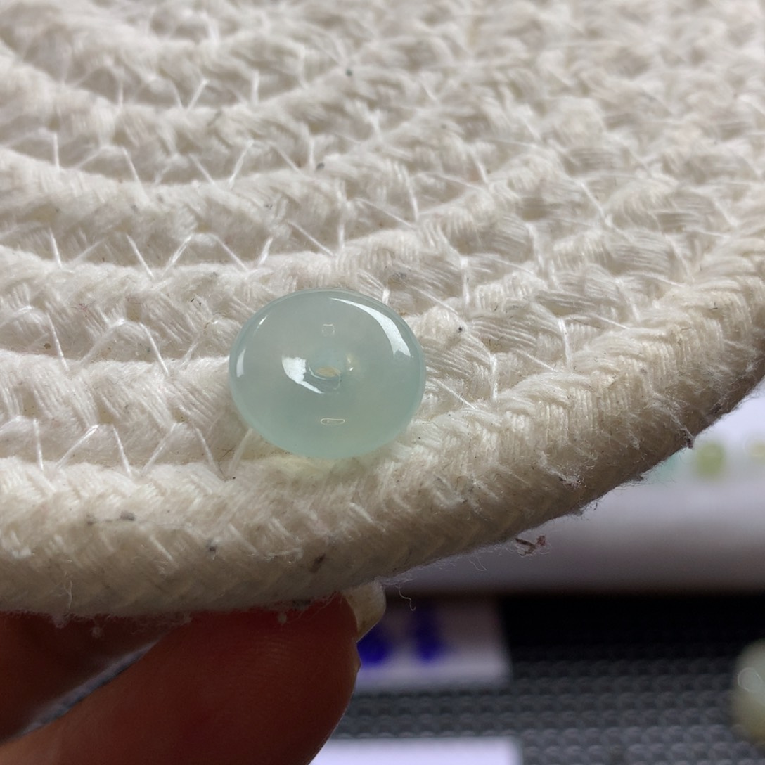 翡翠未镶嵌颈饰平安扣