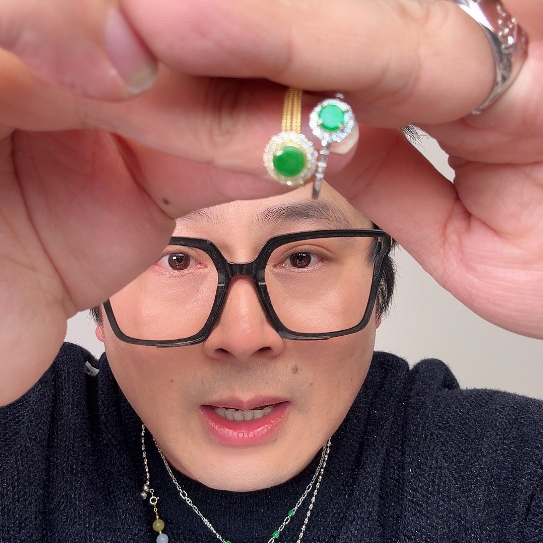 翡翠未镶嵌颈饰一对