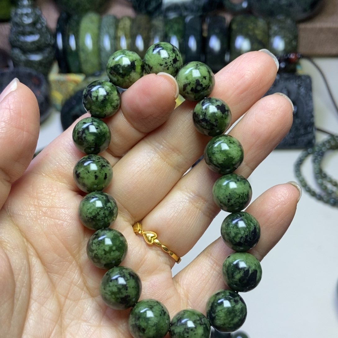 蛇纹石玉颈饰未镶嵌