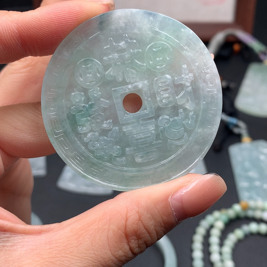 翡翠未镶嵌颈饰恭喜