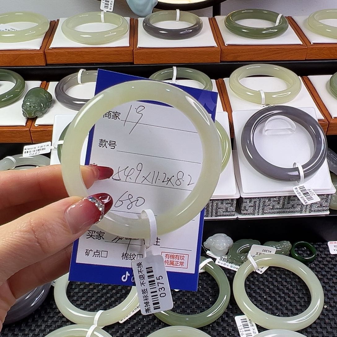 和田玉手镯未镶嵌神**宾