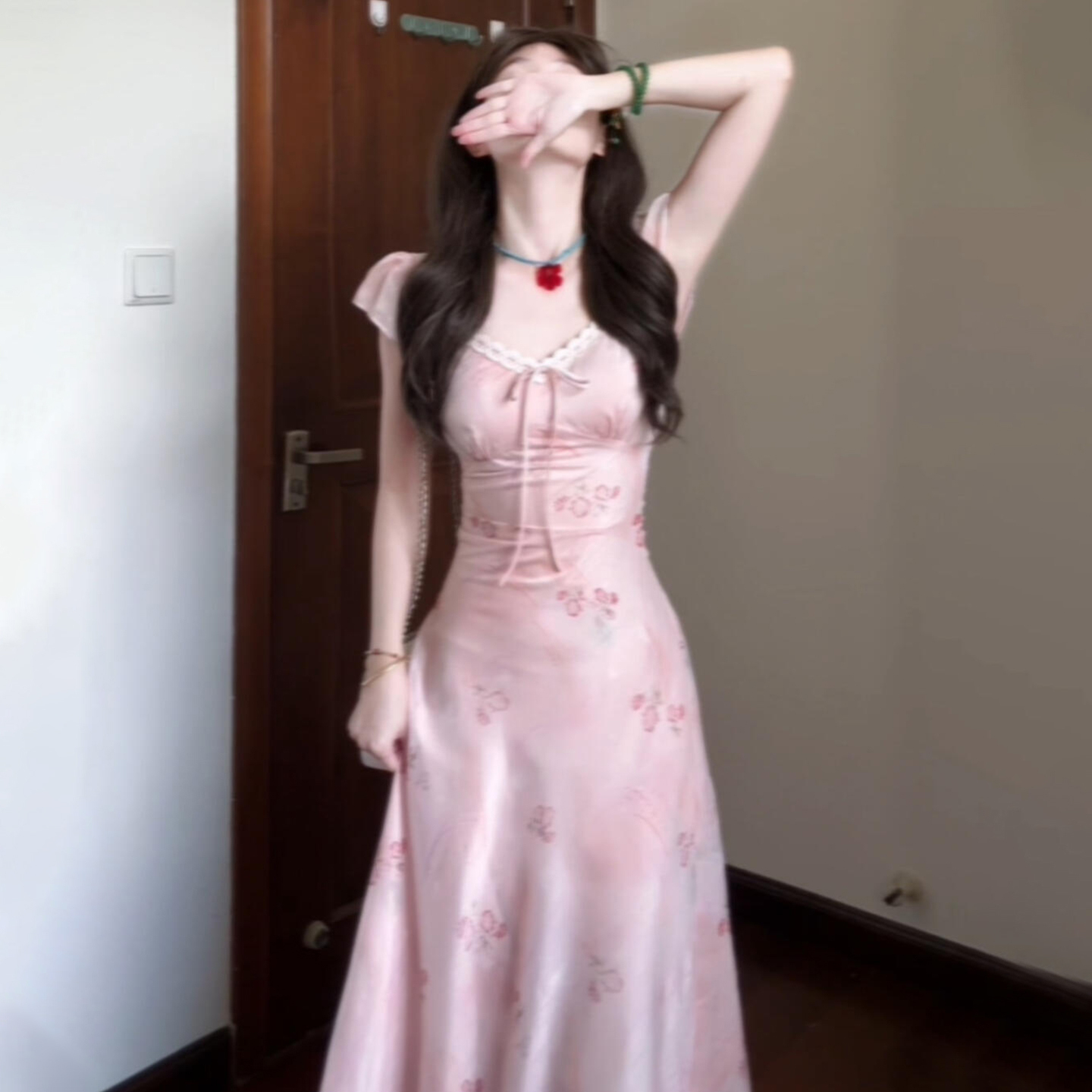法式v领粉色小飞袖连衣裙子女2025新款夏季漂亮掐腰长裙3822