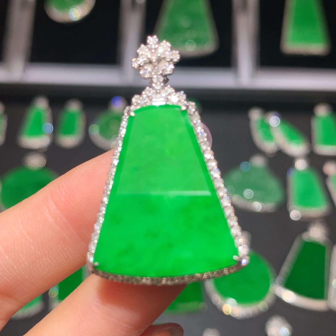 翡翠颈饰18K金镶嵌翡翠