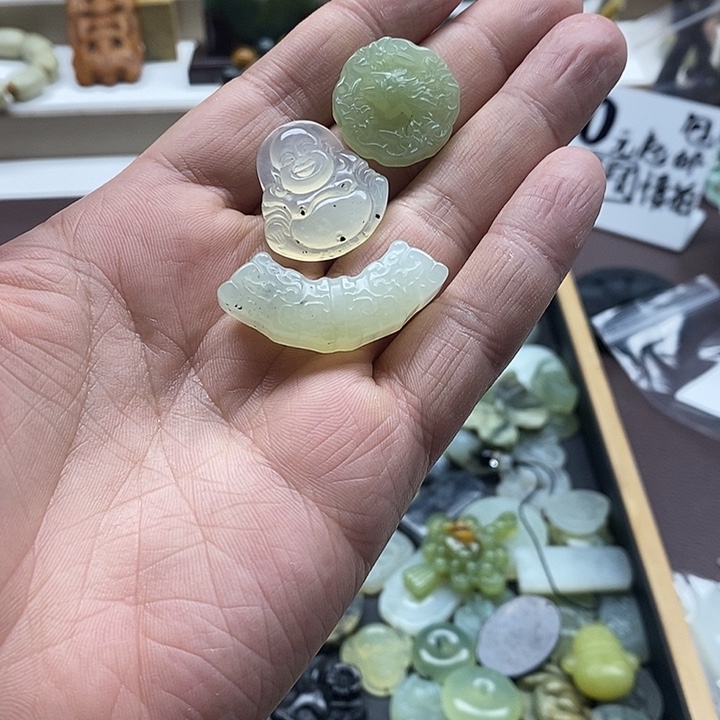 蛇纹石玉未镶嵌颈饰