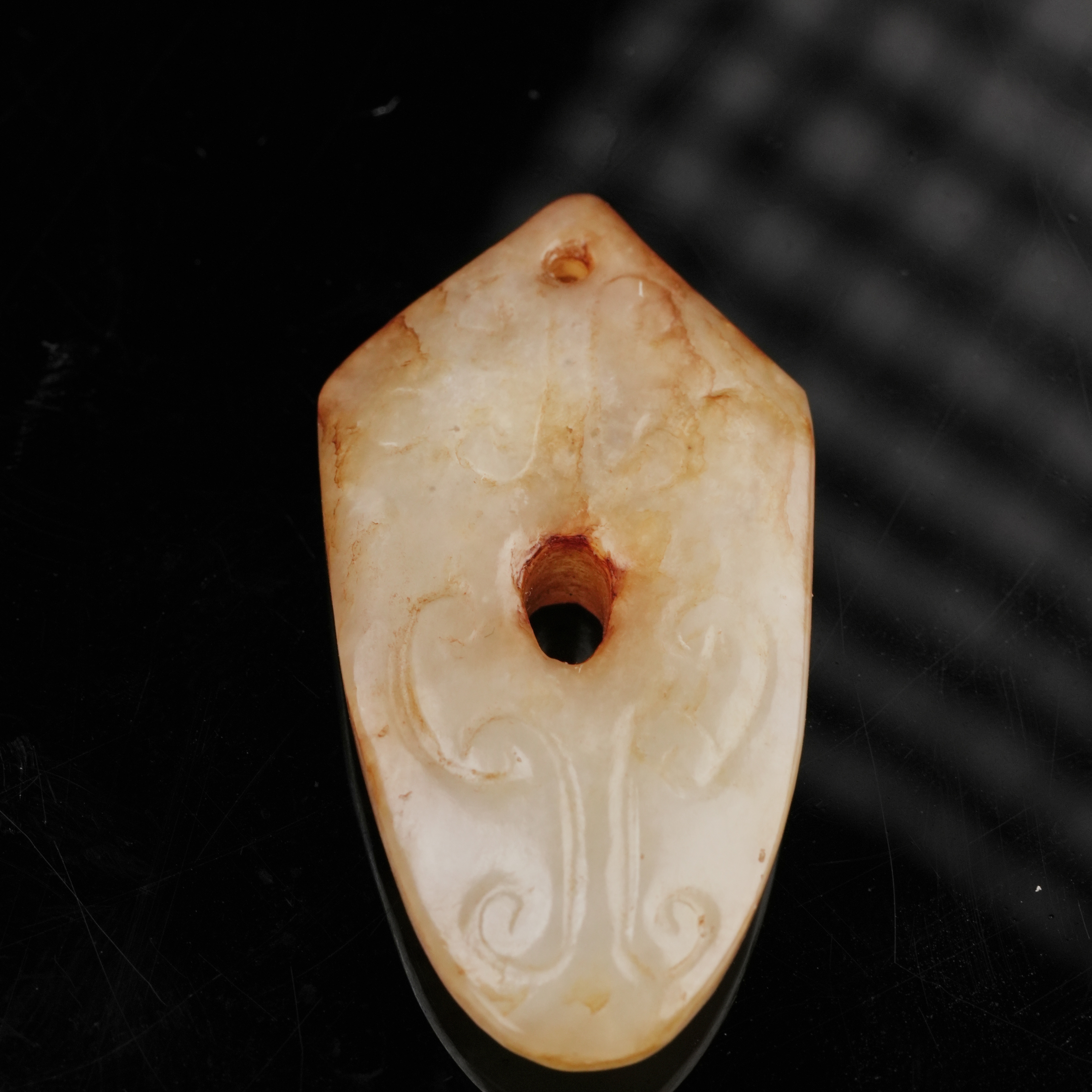 Lot 2072 明代和田黄玉勾连云纹鸡心佩吊坠