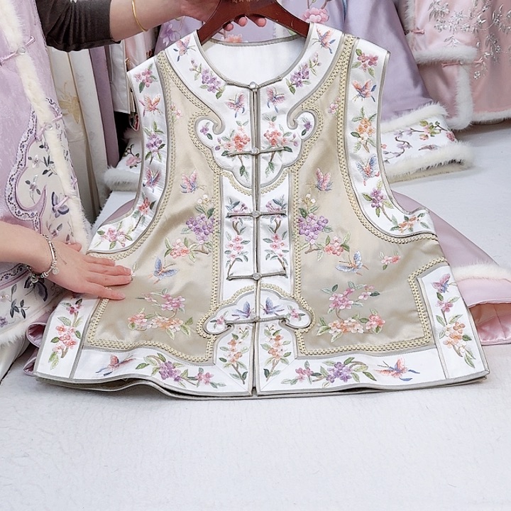 织绣桑蚕丝如意头马甲