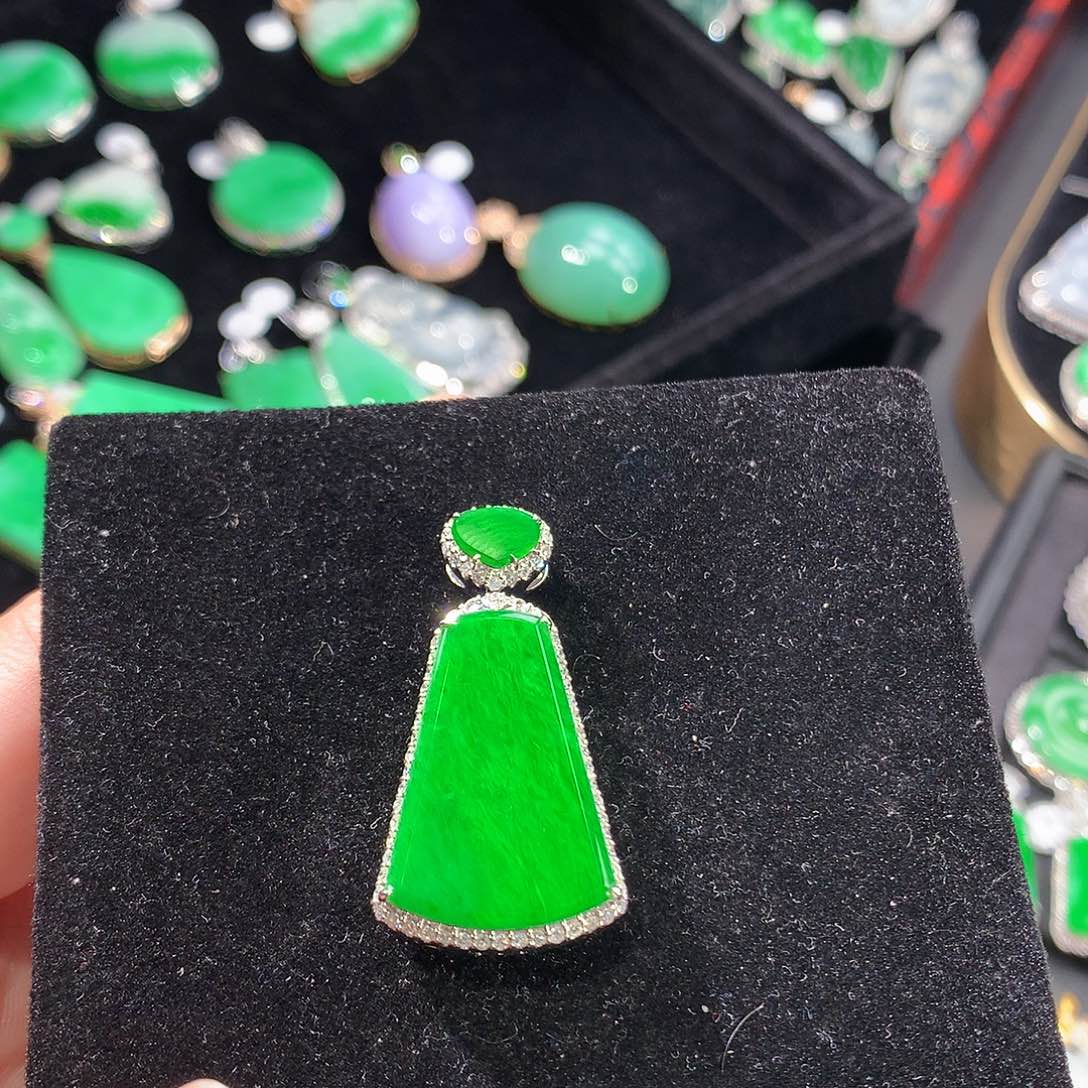 翡翠18K金镶嵌颈饰