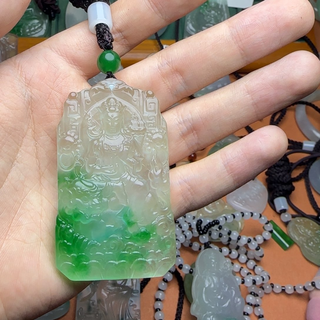 翡翠未镶嵌颈饰文殊