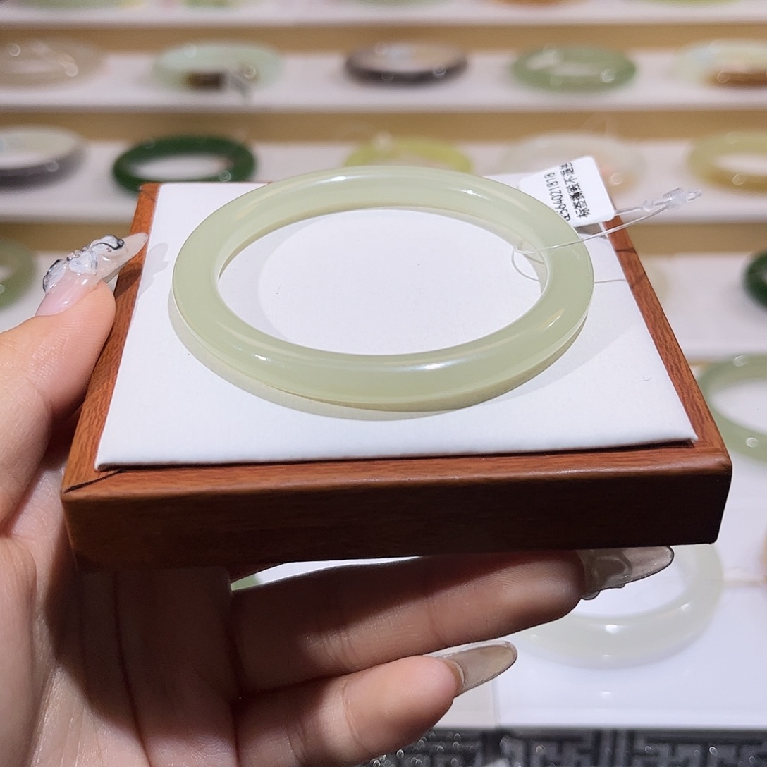 和田玉未镶嵌手镯冰绿